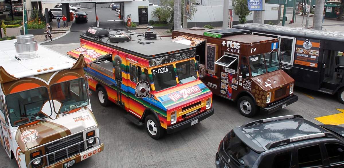 Algunos restaurantes móviles, en el parqueo de negocio donde fue la presentación de la gremial de Food Trucks. (Foto Prensa Libre: Paulo Raquec).