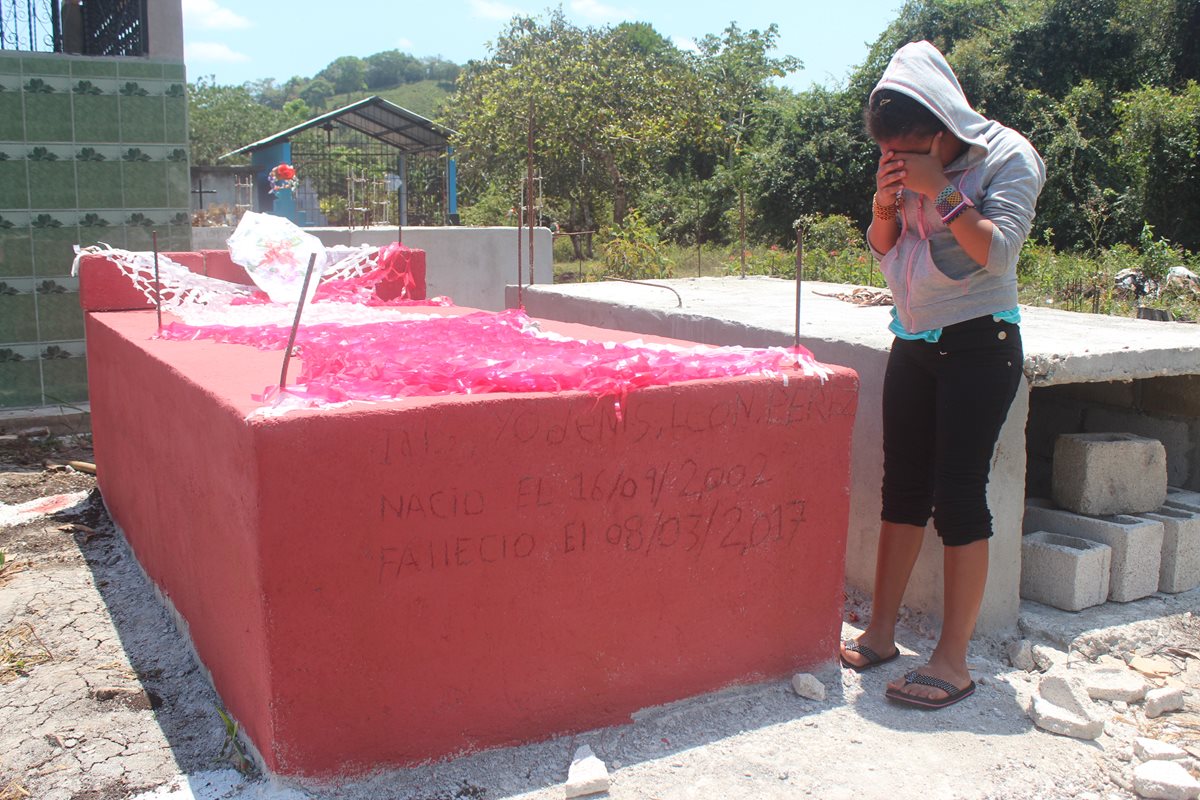 Nury llora la tumba de su hermana mayor, Iris Yodenia. Ambas estaban bajo cuidados estatales, víctimas de violencia. (Foto Prensa Libre: Rigoberto Escobar)