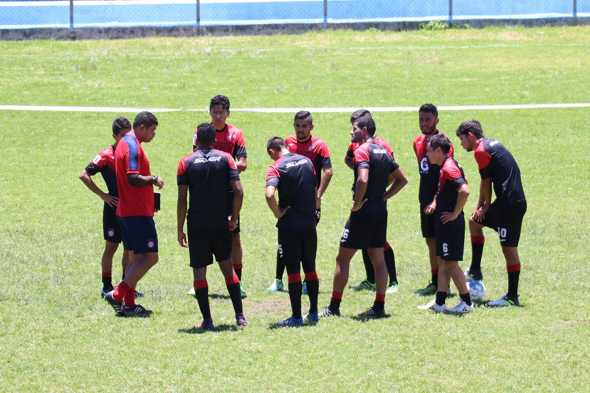 Xelajú MC afina su esquema táctico de cara al juego contra Sanarate, por la quinta fecha del Apertura 2017. (Foto Prensa Libre: Raúl Juárez)