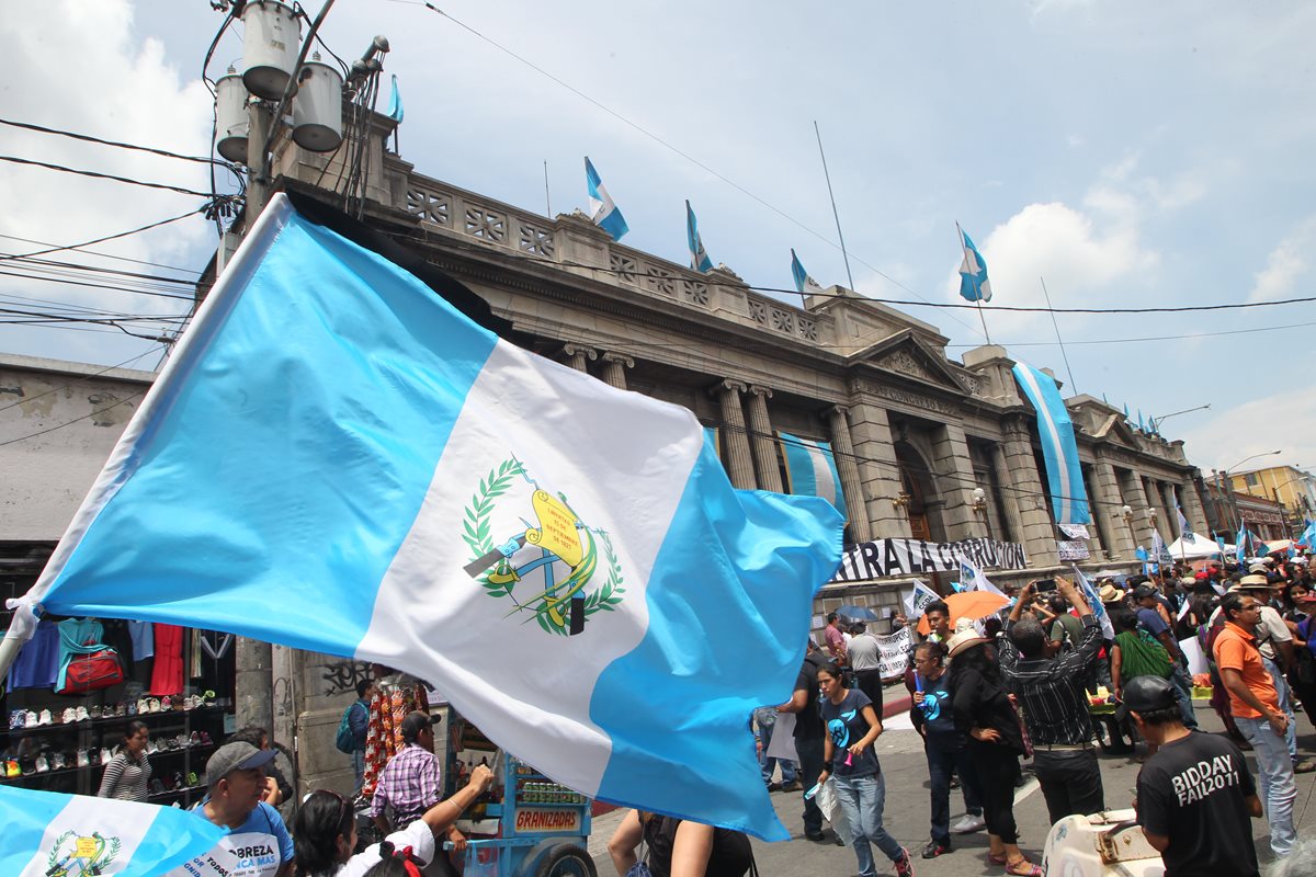 Decenas de personas protestan contra la corrupción frente al Congreso de la República. (Foto Prensa Libre: Érick Ávila)