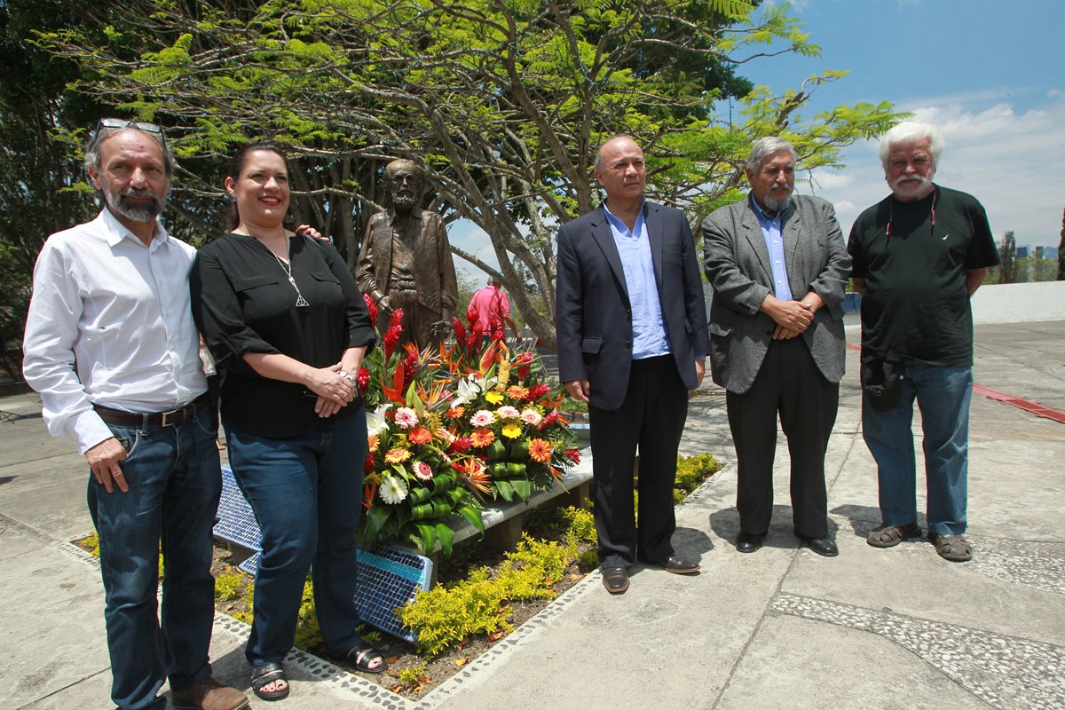 El maestro Álvaro Véliz, Lorena Recinos, Luis Chea, Max Araujo y Luis Díaz entregan una muestra foral a la imagen de Efraín Recinos. (Foto Prensa Libre: Ángel Elías)