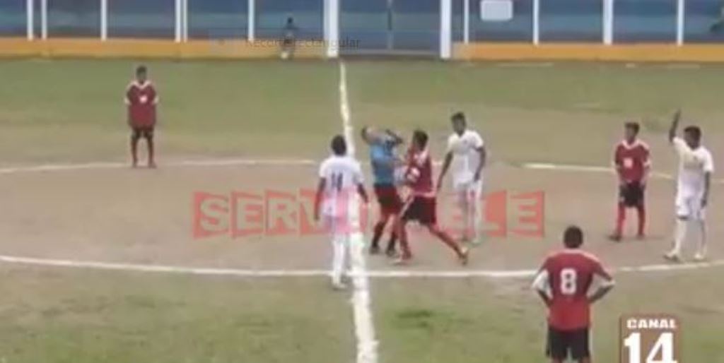 Momento de la agresión en el estadio municipal de Chicacao. (Foto Prensa Libre: Tomada de Facebook).