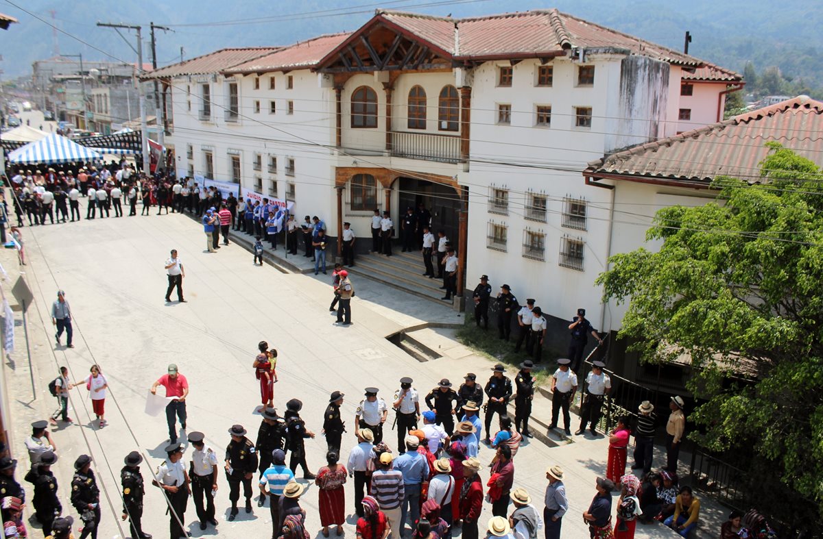 Fuerte contingente policial resguarda las instalaciones del juzgado penal de Nebaj, Quiché, donde declaran testigos por juicio por genocidio. (Foto Prensa Libre: Ó. Figueroa)