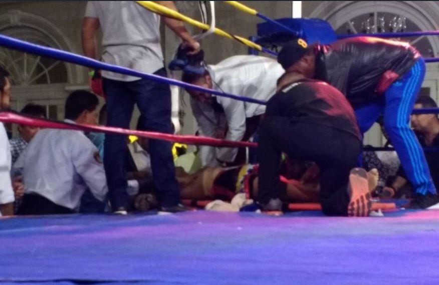 Momento en el que atendían al boxeador venezolano, después de ser noqueado. (Foto Prensa Libre: Twitter)
