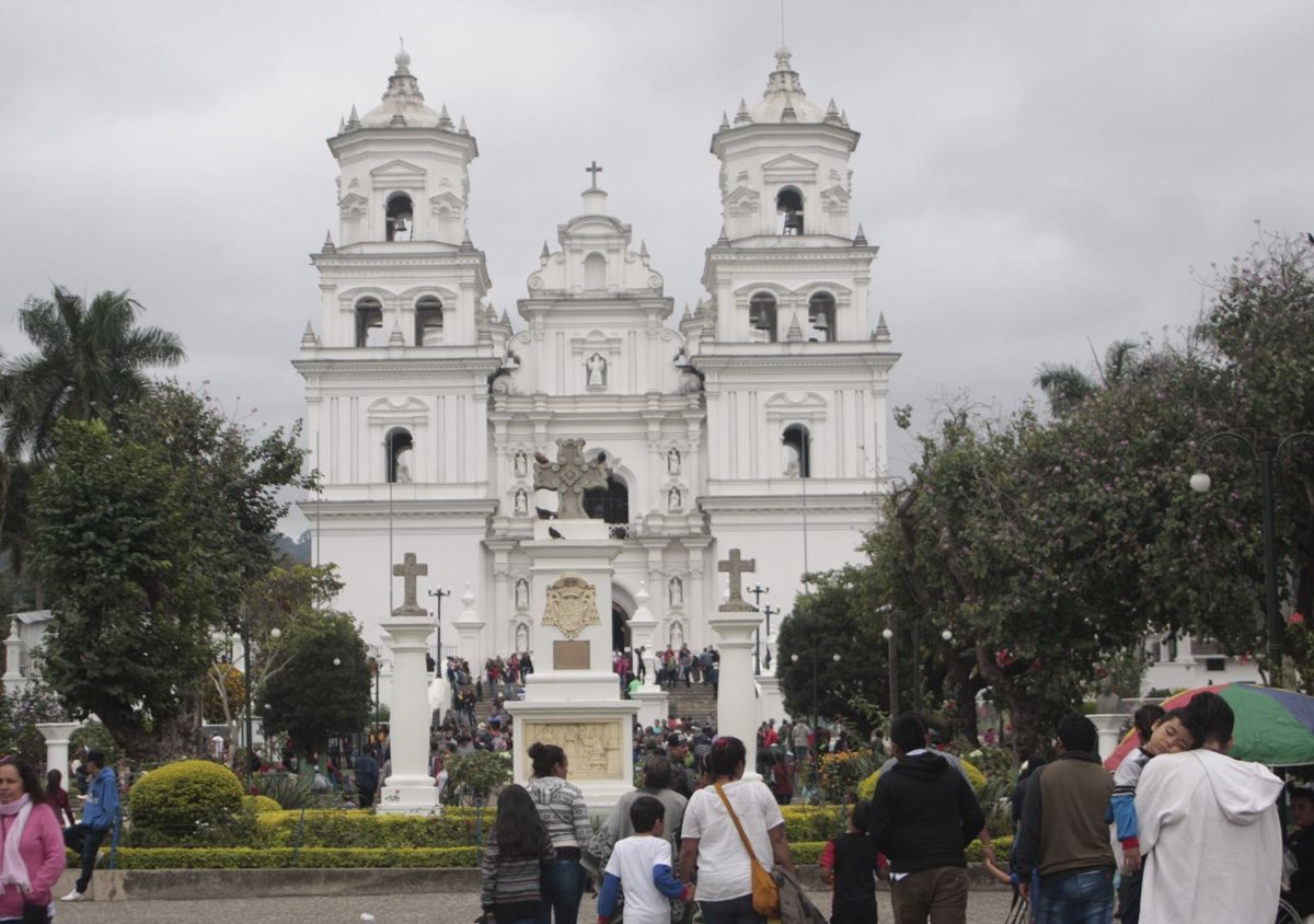 La Basílica de Esquipulas albergará a 107 mil peregrinos de diferentes países, que llegan a venerar al Cristo Negro. (Foto Hemeroteca PL)