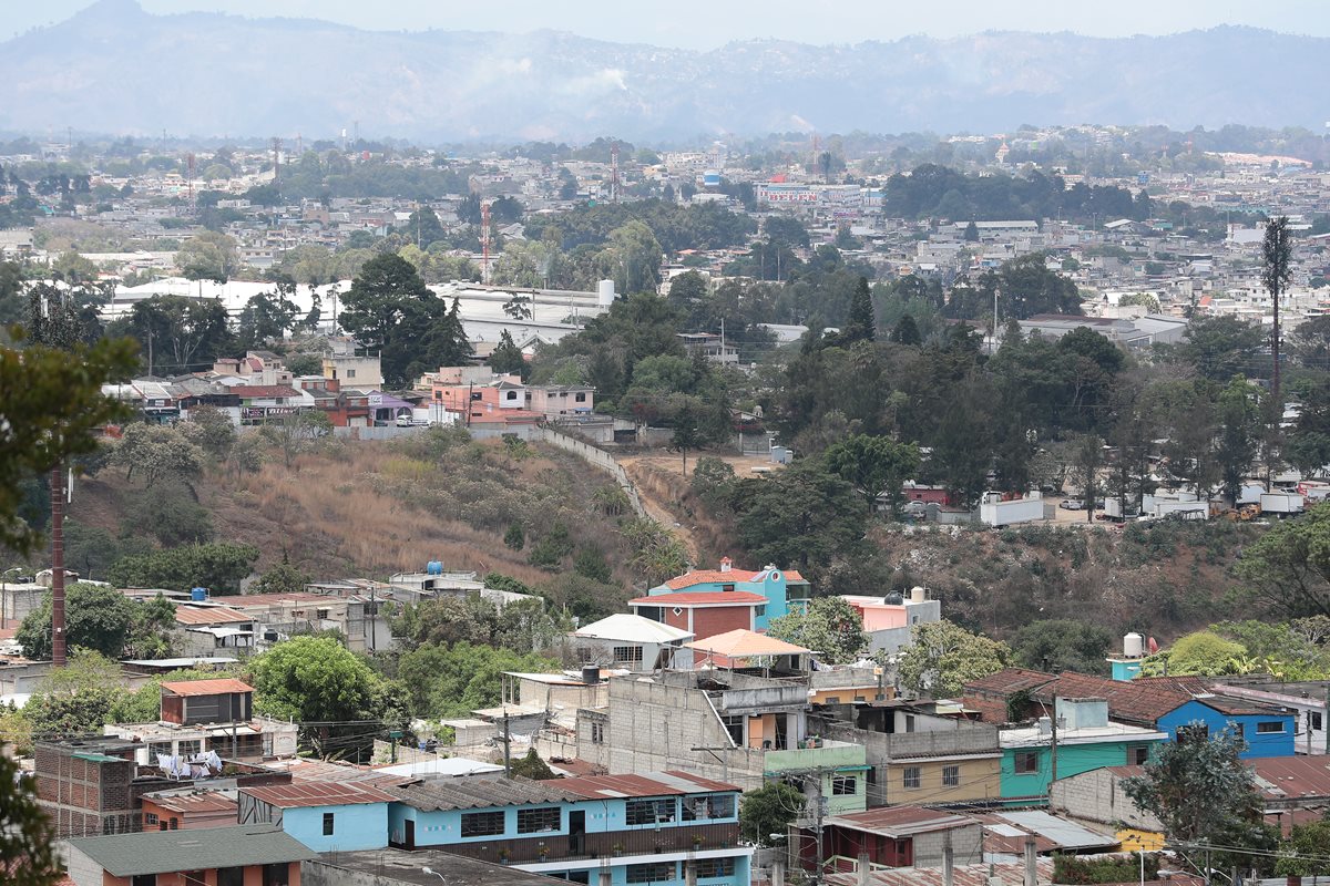 De la colonia Belén de la zona 1 de Mixco saldría otra ruta de teleférico hacia Ciudad San Cristróbal, zona 8. (Foto Prensa Libre: Álvaro Interiano)