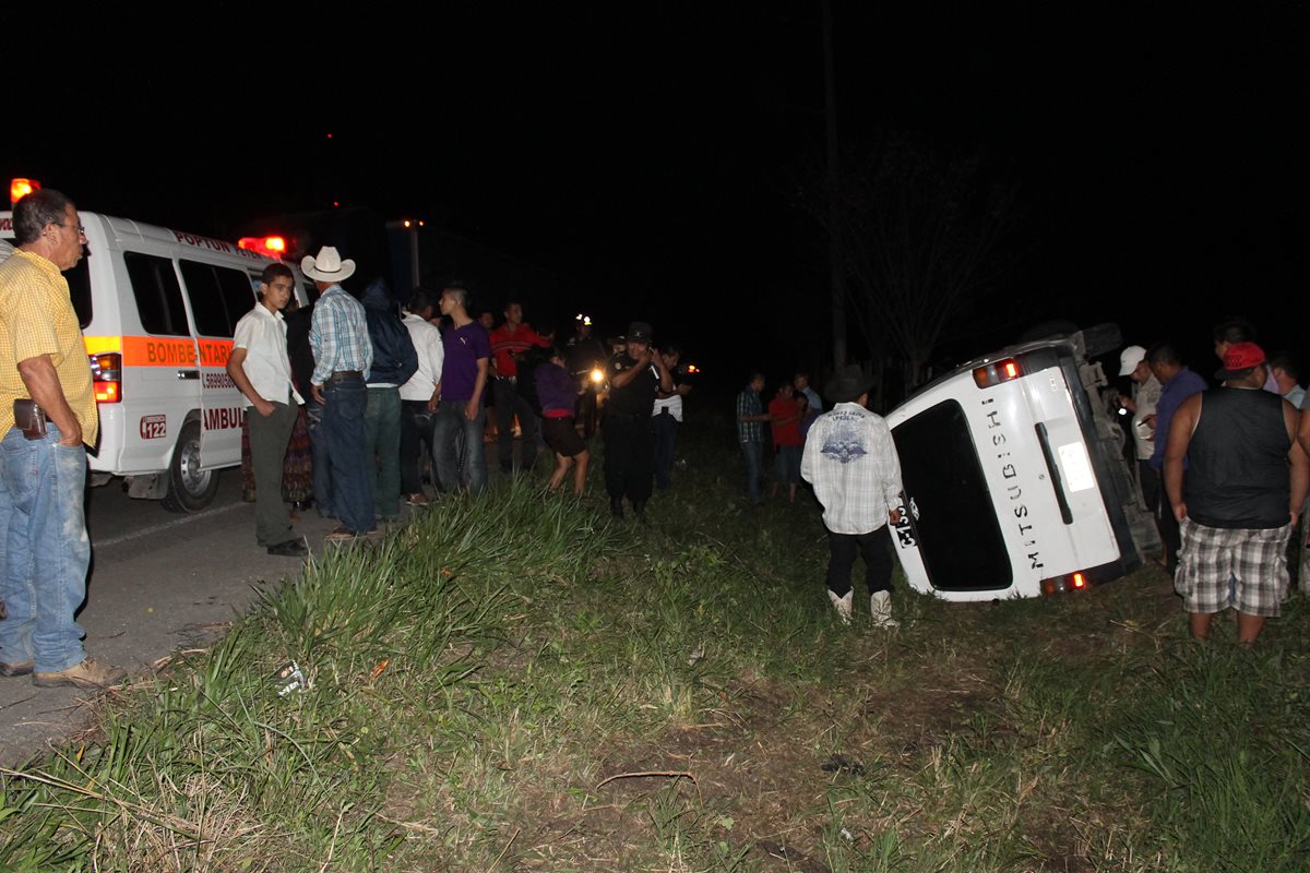 Microbús queda volcado en accidente en Poptún. (Foto Prensa Libre: Walfredo Obando)