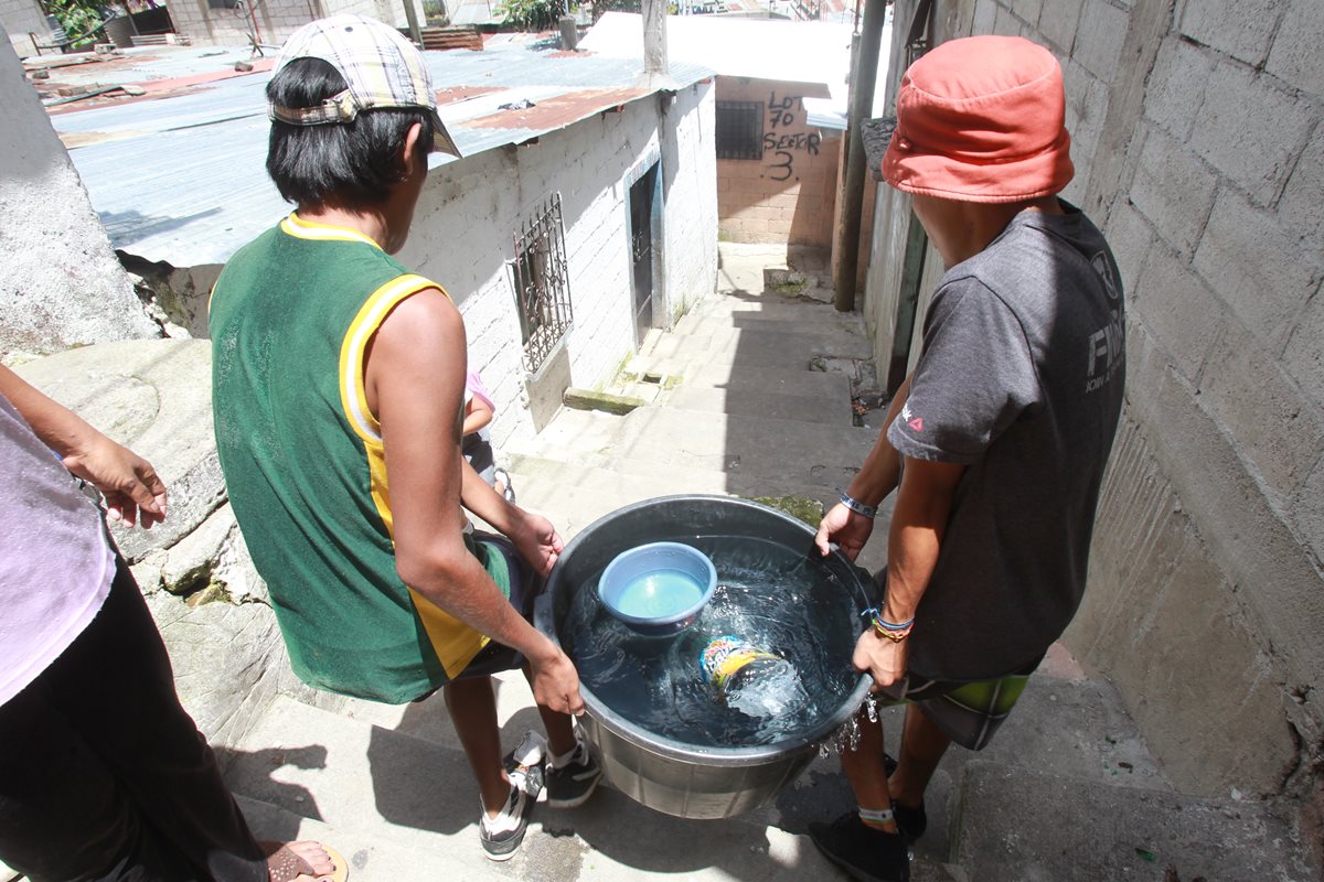 En muchos lugares del país la población carece del servicio de agua potable. (Foto Prensa Libre: Hemeroteca PL)