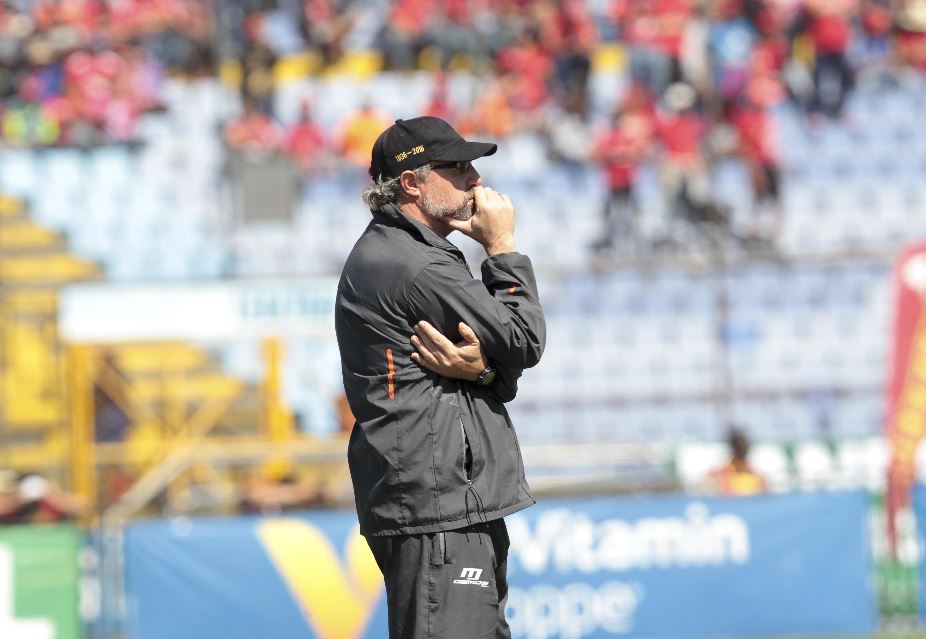 El estratega uruguayo Gustavo Machaín captado mientras dirigía la final de vuelta del Apertura 2016 contra Antigua GFC que se disputó en el estadio Doroteo Guamuch Flores. (Foto Prensa Libre: Norvin Mendoza)