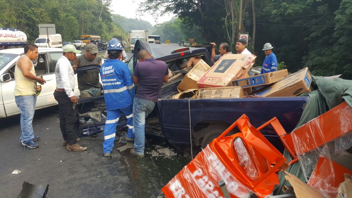 Víctimas de choque en San Antonio Suchitepéquez son rescatados por bomberos. (Foto Prensa Libre: Omar Méndez)