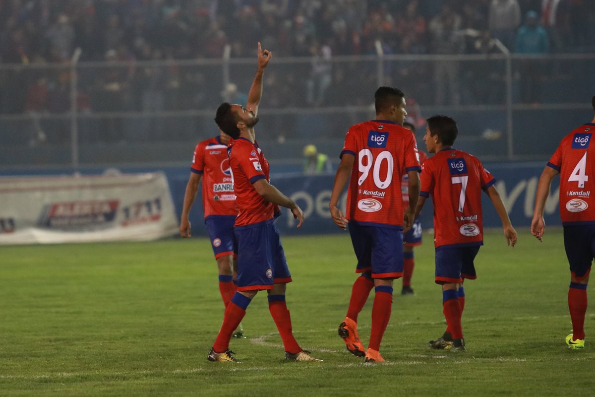 Así celebró Carlos Félix su primer gol con Xelajú MC. (Foto Prensa Libre: Raúl Juárez)