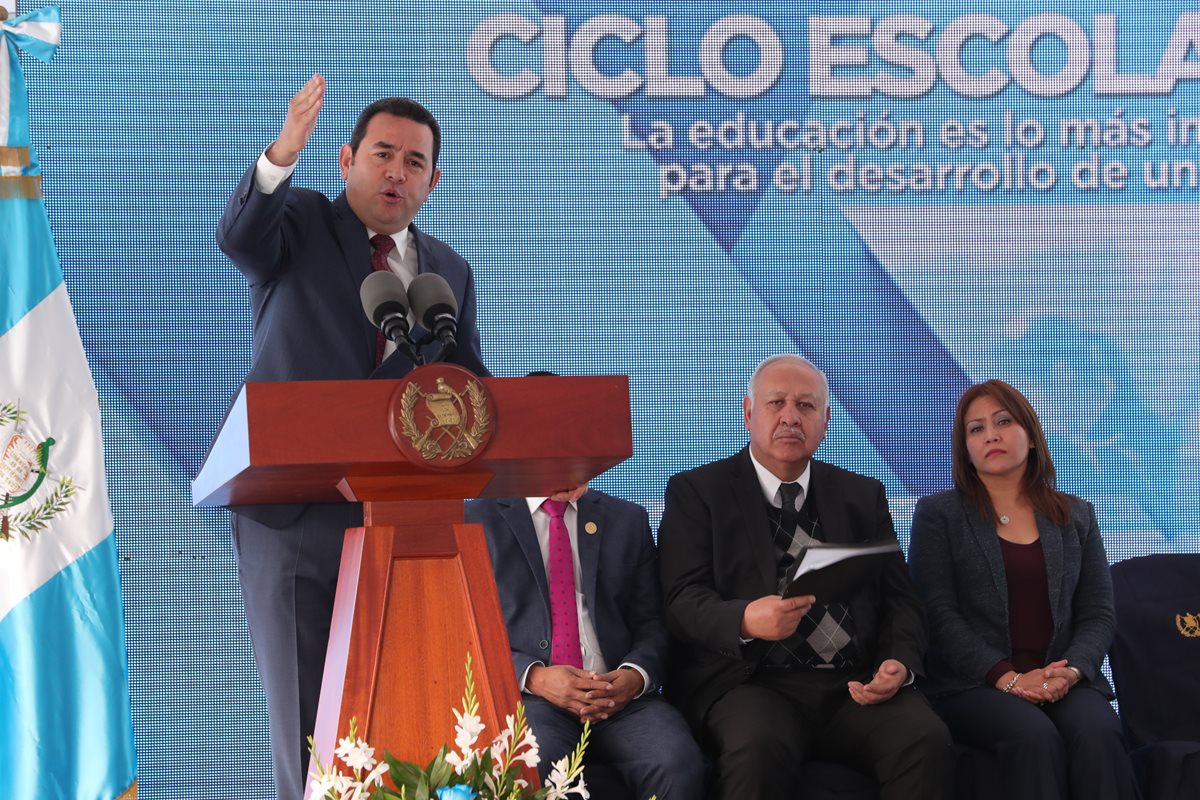 El presidente Jimmy Morales, junto con algunos  ministros y el presidente del Congreso, Óscar Chinchilla, abrió las clases en la escuela del Jícaro, Boca del Monte. (Foto Prensa Libre: O. Rivas)