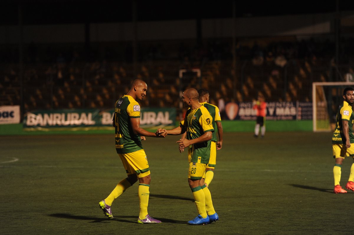 Juliano Rangel y Janderson Pereira festejan la primera anotación de Deportivo Petapa. (Foto Prensa Libre: Edwin Fajardo)