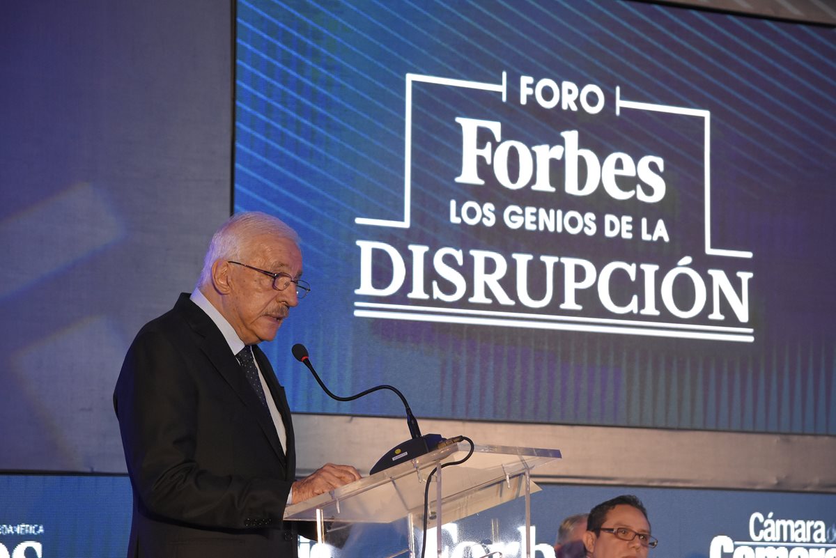 Mario López recibió el premio a la Excelencia Empresarial de la revista Forbes Centroamérica.