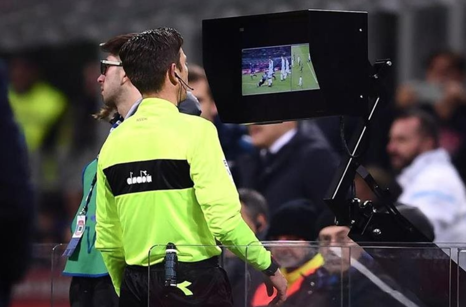 El videoarbitraje (VAR) es una de las tecnologías más cuestionadas en el futbol. (Foto Prensa Libre: Hemeroteca PL)