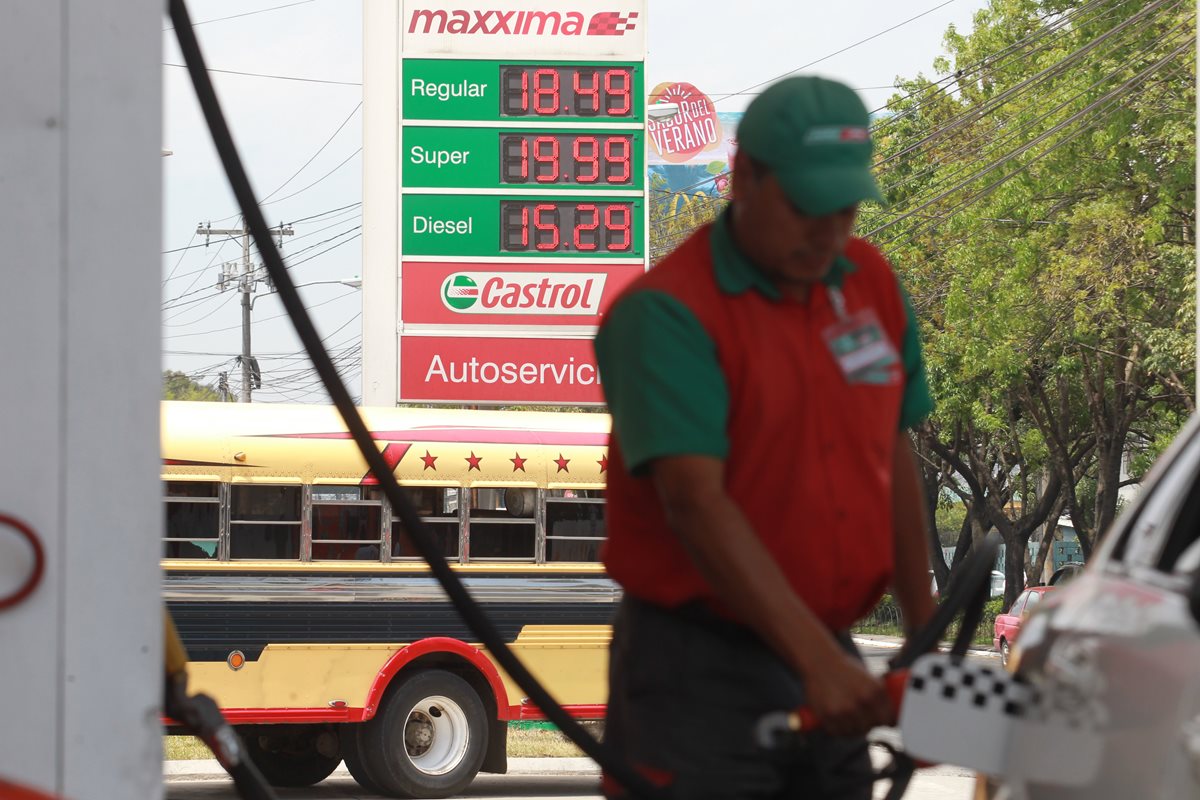 El precio de los combustibles ha variado en los últimos tres días. (Foto Prensa Libre: Estuardo Paredes).