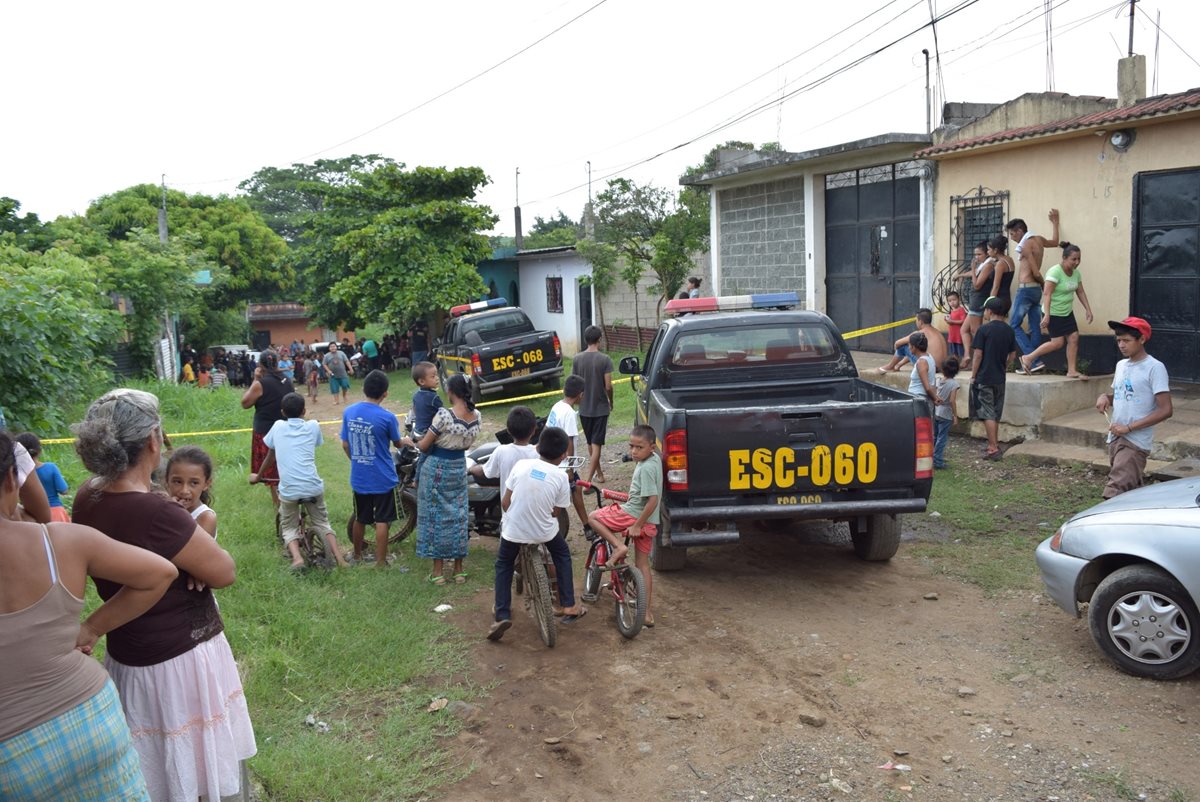 Agentes de la PNC frente a la vivienda de José Luis Ambrosi Ambrosio. (Foto Prensa Libre: Carlos Enrique Paredes)
