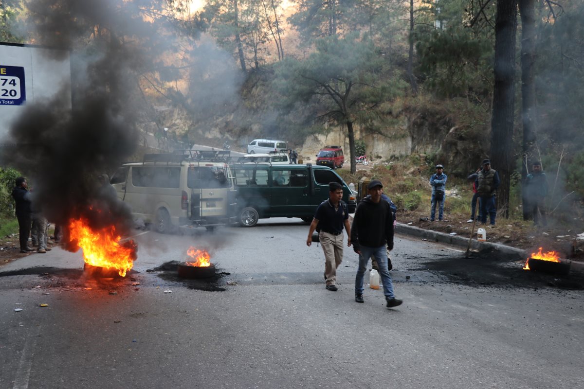 Transportistas bloquean puente El Canchó en Santa Cruz del Quiché. (Foto Prensa Libre: Héctor Cordero).