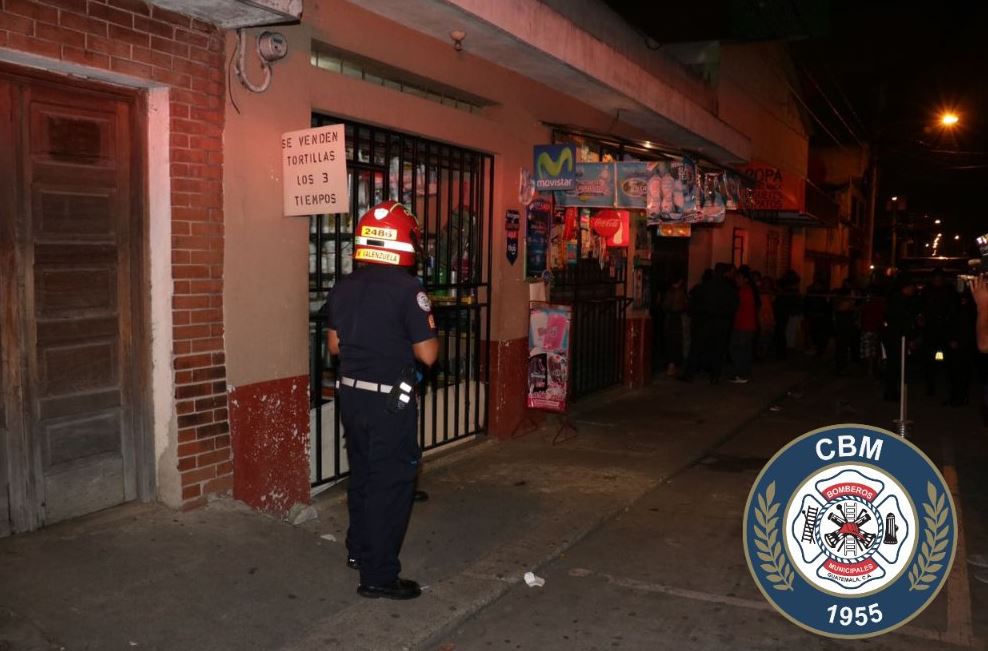 Bomberos esperan la llegada del MP al lugar donde murió Marleny Hernández Mendoza, 23. (Foto Prensa Libre: Bomberos Municipales)