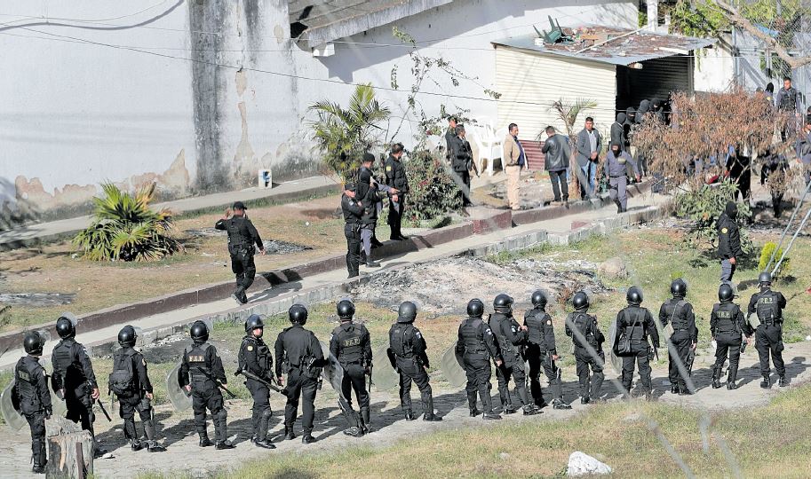 El Barrio 18 asesinó el viernes pasado a cuatro pandilleros en el Preventivo de la zona 18. Los acusó de colaborar con el MP. (Foto Prensa Libre: Hemeroteca PL)