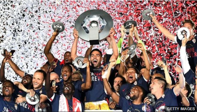 Radamel Falcao, como capitán del Mónaco, levantó el trofeo de campeón de Francia.