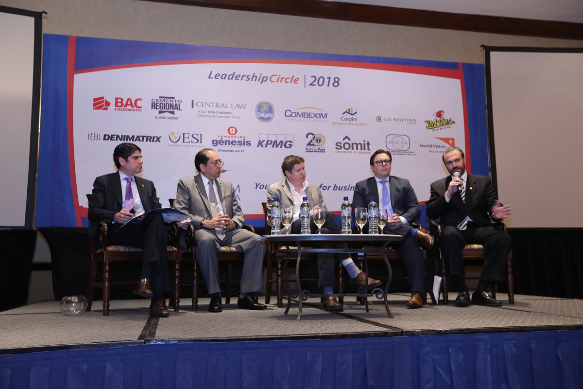 Juan Pablo Carrasco, de AmCham; Sergio Recinos, del Banguat; Ben Sywulka, experto en innovación; Juan Carlos Tefel, presidente de la Cámara de Industria; y Acisclo Valladares Urruela., ministro de Economía, durante foro empresarial que organizó AmCham. (Foto Prensa Libre: Érick Ávila)