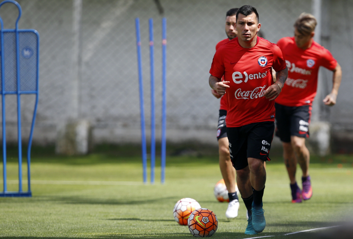 El chileno Gary Medel fue operado y se pierde el resto del año con su selección y el Inter de Milán. (Foto Prensa Libre: EFE)