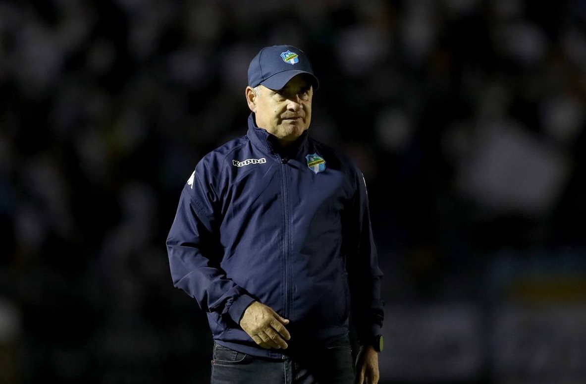 El técnico uruguayo de Comunicaciones, Willy Coito Olivera, asegura que deben ser cautelosos en la visita a Xelajú MC. (Foto Prensa Libre: Carlos Vicente)