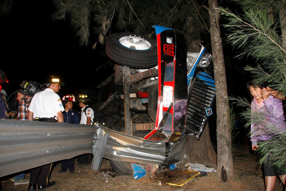 Socorristas y curiosos junto a la unidad de transportes Primavera que volcó en la ruta a Antigua Guatemala. (Foto Prensa Libre: Renato Melgar)