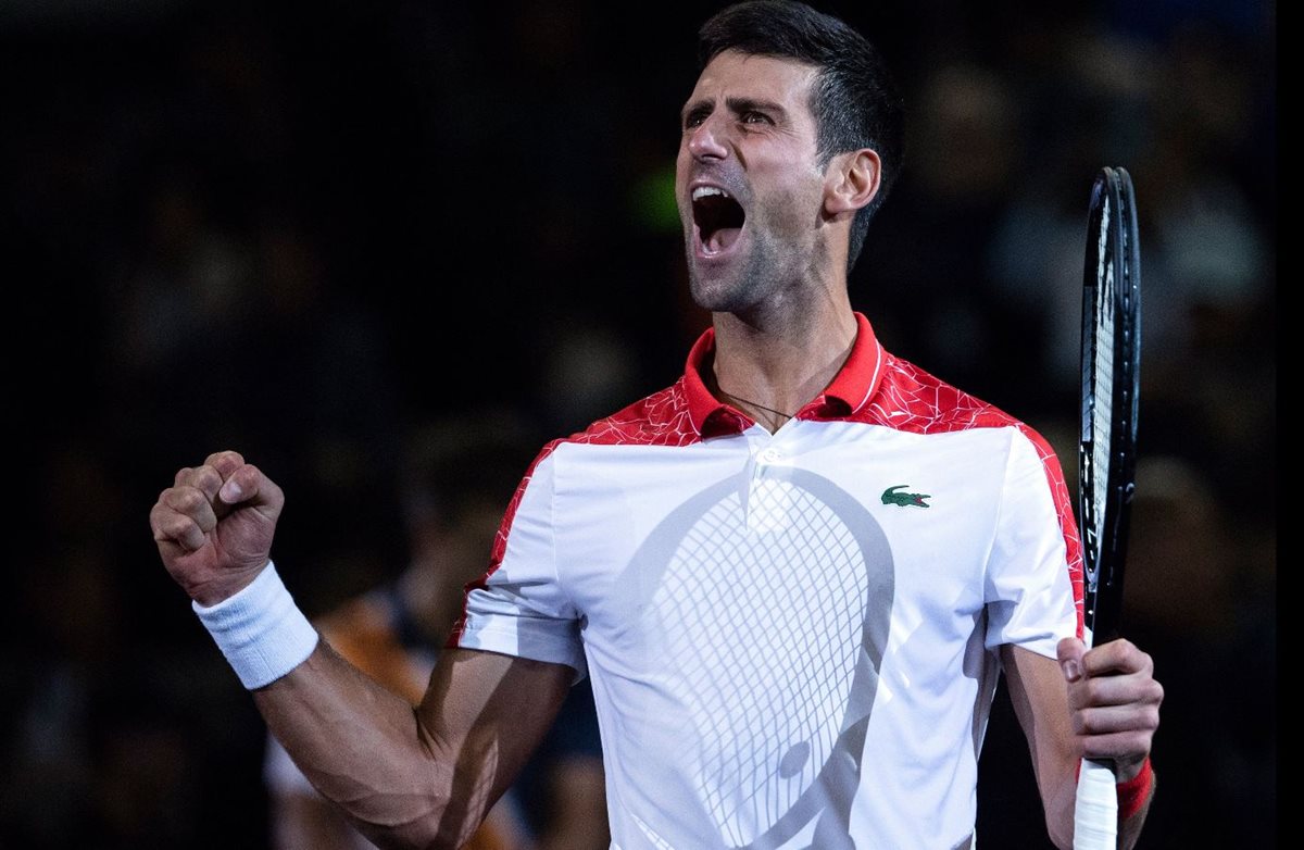 Novak Djokovic festeja después de haber ganado el Masters 1000 de Shanghai. (Foto Prensa Libre: AFP).