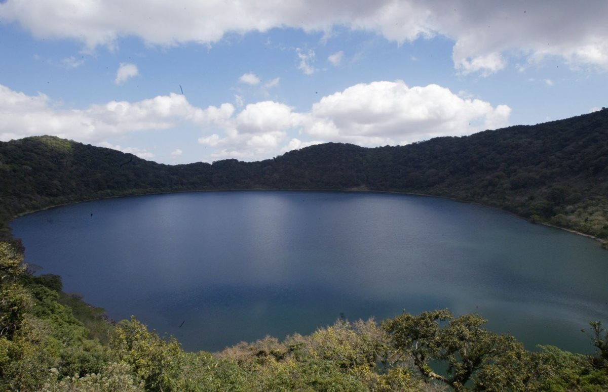 Autoridades de la Municipalidad de Agua Blanca, Jutiapa, extraen el líquido de la Laguna de Ipala. (Foto Hemeroteca PL)