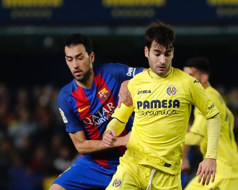 Sergio Busquets trata de detener a Manu Trigueros durante una de las jugadas del partido. (Foto Prensa Libre: AFP)