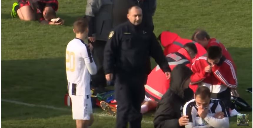 Mientras los médicos trataban de reanimar a Bruno Boban, los jugadores mostraban su conmoción y tristeza por lo ocurrido. (Foto Prensa Libre: Captura de Pantalla Youtube)