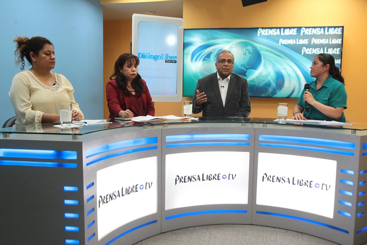 Zulma Calderón, de PDH; Miriam Ambrosio, de la Fiscalía de Delitos contra la Vida; Carlos Mejía, infectólogo, y la periodista Andrea Orozco, en el programa Diálogo Libre. (Foto Prensa Libre: Álvaro Interiano)