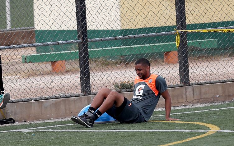 Manfred Russell, de Comunicaciones, durante uno de los trabajo de recuperación. (Foto Prensa Libre: Gloria Cabrera).