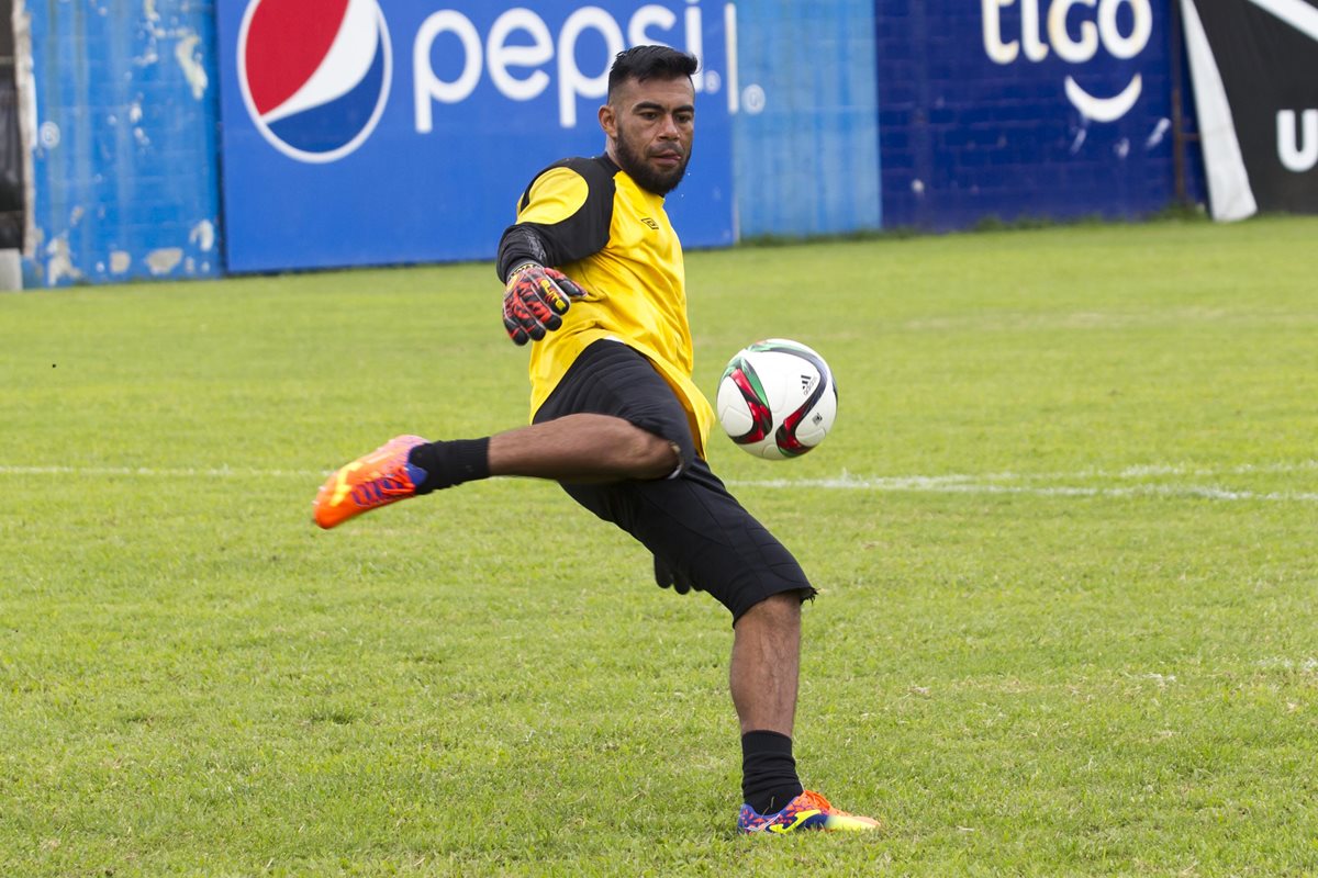 Paulo césar Motta se entrena con la Selección Nacional, y aunque está lesionado de un dedo, eso no le impide trabajar y hacer las cosas bien. (Foto Prensa Libre: Norvin Mendoza)