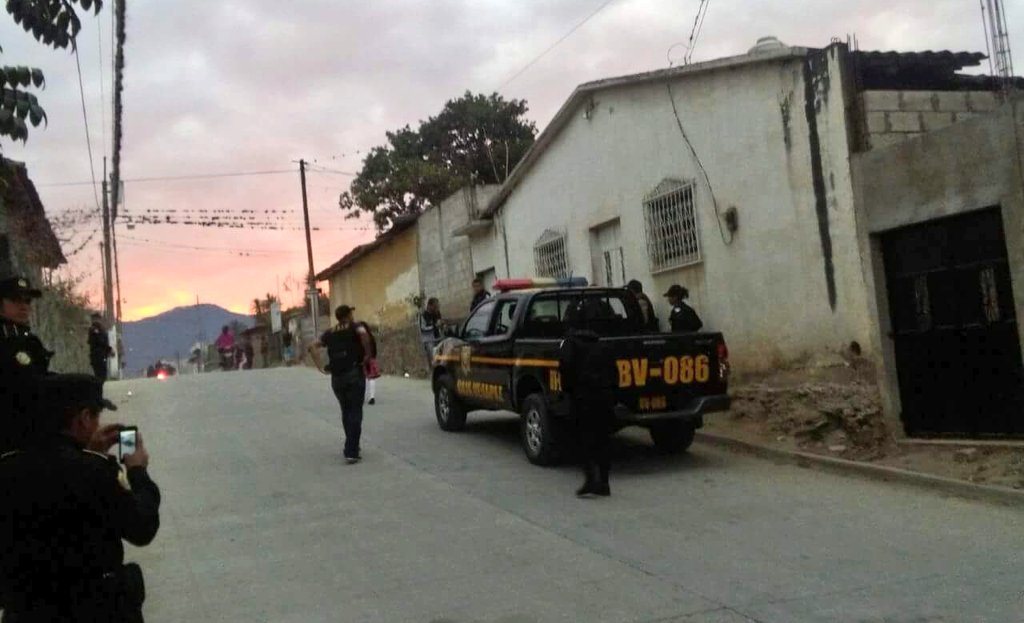 Agentes de la Policía Nacional Civil rodean viviendas allanadas en Rabinal. (Foto Prensa Libre: Cortesía)