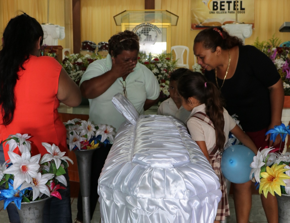 Maestros de la escuela Las Flores, en el velatorio de la niña Yenifer Nájera, quien falleció luego de ser atacada a balazos junto a su familia, en San Benito, Petén. (Foto Prensa Libre: Rigoberto Escobar)