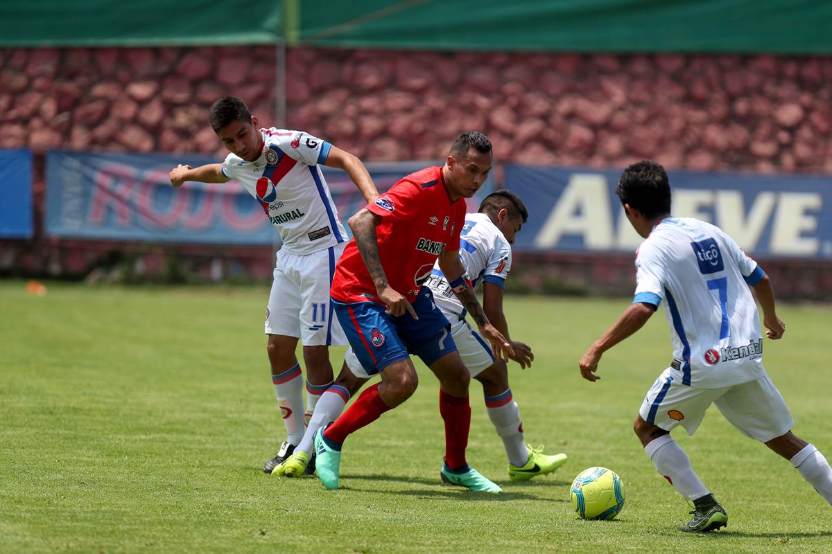 Blas Pérez intenta controlar el balón mientras que Édgar Macal de Xelajú MC lo presiona. (Foto Prensa Libre: Carlos Vicente)