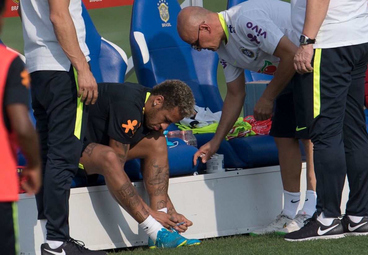 Neymar se entrenó con la selección de Brasil que el próximo jueves enfrentará a Bolivia. (Foto Prensa Libre: AFP)