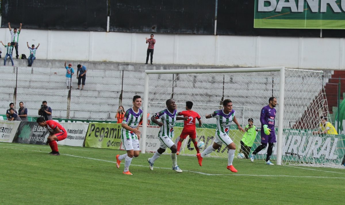 Mauro Portillo (d) festeja eufórico su anotación ante el desconsuelo de los futbolistas de Malacateco (Foto Prensa Libre: Miguel López)