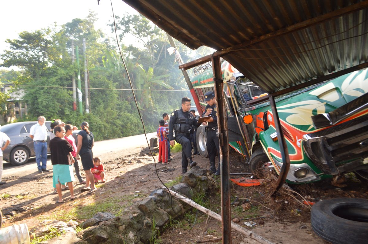 Accidente de autobús causa al menos tres heridos en Barberena, Santa Rosa. (Foto Prensa Libre: Oswaldo Cardona)