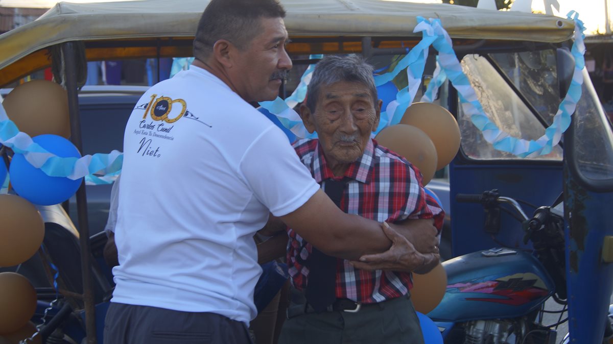 A pesar de su dificultad para caminar, Don Carlos festejó su cumpleaños.(Foto Prensa Libre: Rigoberto Escobar)