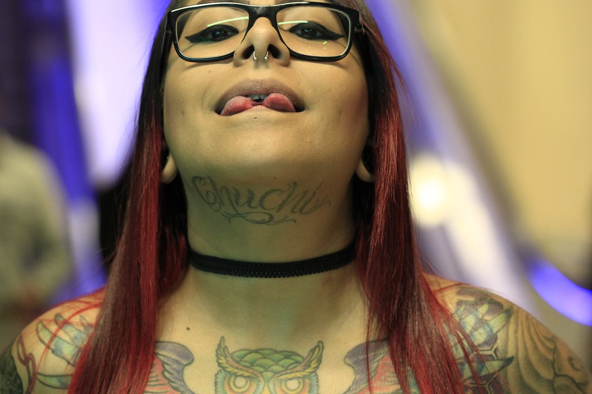 Yessica Miranda, Yessikatt, muestra la bifurcación de su lengua. (Foto Prensa Libre: Carlos Hernández)