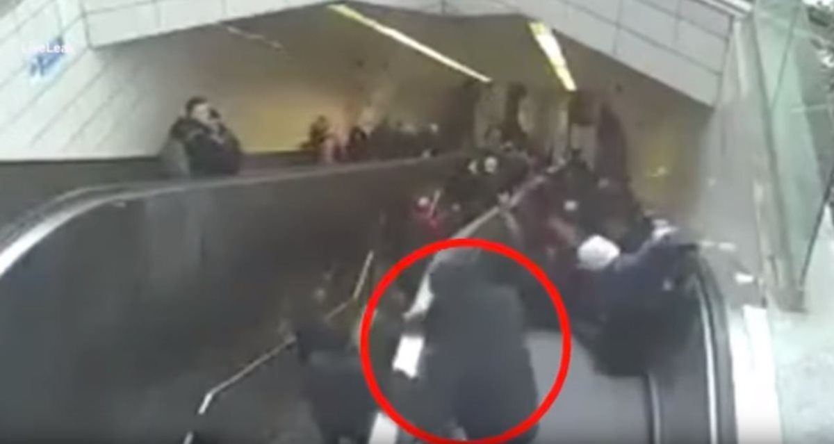 Un hombre fue prácticamente "tragado" por una escaleras eléctricas en una estación del metro en Truquía. (Foto Prensa Libre: Captura de Youtube)