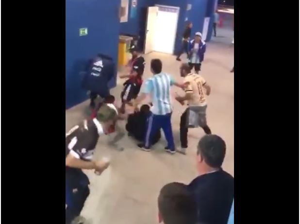 Aficionados argentinos golpearon a croatas, durante el partido entre sus selecciones. (Foto Prensa Libre: Twitter)