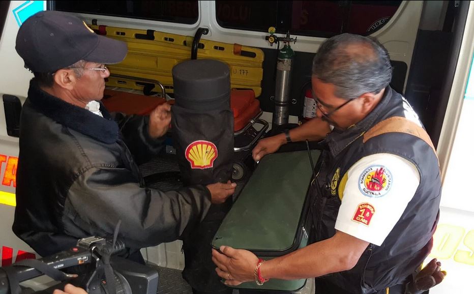 Bomberos Voluntarios muestran el equipo que fue robado en la mañana. (Foto Prensa Libre: cortesía Bomberos)