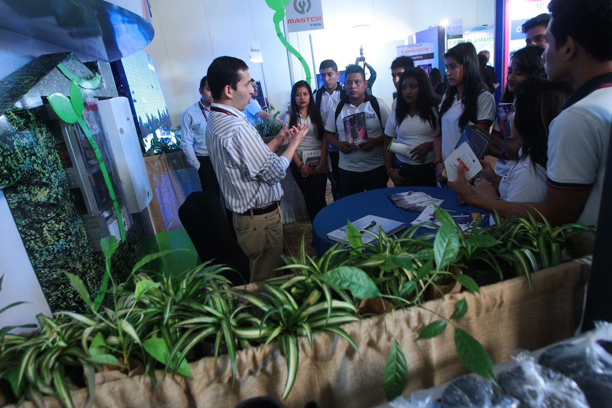 Empresas presentan materiales y tecnología amigable con el ambiente. (Foto Prensa Libre: Alvaro Interiano)