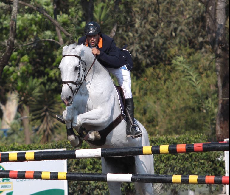 El binomio formado por Juan Pablo Pivaral y Victoria CG se adjudicó el primer lugar en la modalidad 1.30 metros, la categoría más fuerte del certamen. (Foto Prensa Libre: Jesús Cuque)