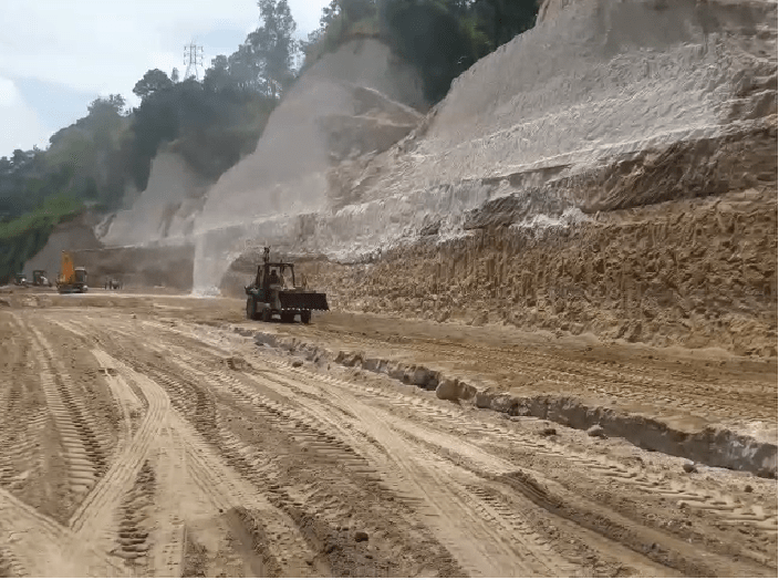 El terreno está listo para habilitar un paso provisional de vehículos livianos, según Covial. (Foto Prensa Libre: Cortesía)